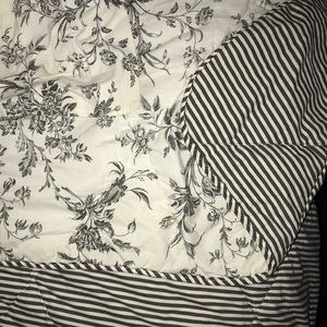 Reversible queen/full comforter